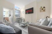 4 Bedroom House near City Centre Sleeps 10 4 Bedroom House near City Centre Sleeps 10
