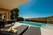 Private heatable infinity pool with sea views in La Mairena, Marbella