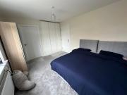 Pvt room with direct train to city center 25 mins