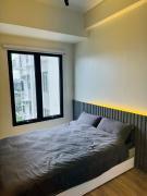 Studio Unit 5 mins to IT Park with Pool, Wifi & Netflix