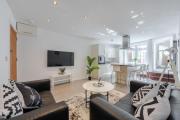 Stylish Two Bedroom Apartment by Central London with Garden
