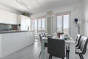 GuestHost - Bright Apartment near the Beach!