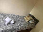 Big 5 bedroom house in Biddenham with 3 bathrooms