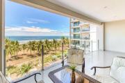 Luxury Oceanfront Stay, Two Master Suites, Walk to Town