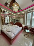 Apartament "Gold Luxury Dubai" Centrum z dużą wanną dla Dwojga