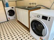 Spacious bright home close to shops and cafes