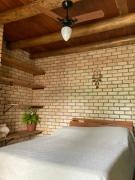 Quarto com banheiro privativo em Chalé Aconchegante.