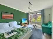 In der City mit zwei Balkonen