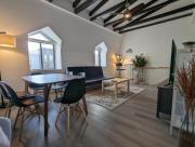 2 Bedrooms, 1 Sofa bed and 1,5 Bathrooms, Renovated Apartment in the Heart of Plateau Mont-Royal