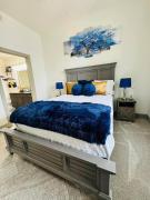 POOL VIEW! Near Dallas Love Field! Medical District! Downtown Dallas!