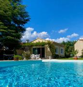 La petite maison avec piscine face au Luberon
