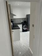 Luxury 2 Bed Apartment, Sleeps 6 with Sofa bed, Close to Sale Tram Station