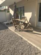 Chez Camille appartement spacieux 75m2 climatisation wifi parking terrasse et cour privative a 50 m de la plage