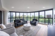 Luxury Melbourne 4 Bed Apt - Pool and Parking