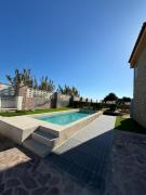 Oasis en la playa: piscina y relax