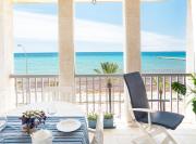 Vistas Increíbles y Confort en 1ª Línea de Playa