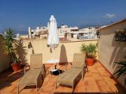 Luminoso ático cerca de la playa con piscina y garaje