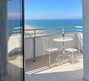 FronteMare - elegante appartamento sul lungomare con Wi-Fi, parking e bici