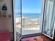 FronteMare - elegante appartamento sul lungomare con Wi-Fi, parking e bici