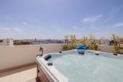 Stylish Penthouse Rooftop Hot Tub Harbour Views