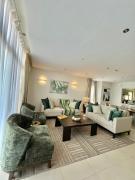 GreenHome 75 inch TV 5mints from the beach and City