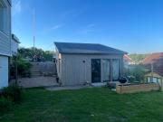 Mysigt attefallshus med närhet till stad och hav