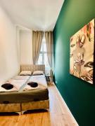 Budget Private Rooms in 8-Bedroom Apartment with Terrace