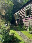 The Cabin, Roundabout Lane