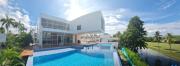 Casa con piscina y campo de golf