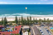 Beachfront Retreat at Burleigh, Breezy and Cosy