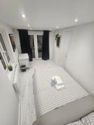 Modern Double Room in Dartford- Private Entrance
