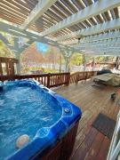 Hillcrest HappyNest - Hot tub, fire pit, gas grill