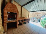 Casa rural con barbacoa y amplia terraza.