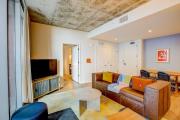 2BR Condo near Rainey St - Heated Pool - Gym - Bar