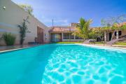 Casa com amplo espaço verde, 4 Suítes e Piscina
