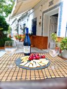 Típico y pintoresco patio de vecinos, con encanto