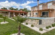 Awesome Home In Ruzic With Jacuzzi