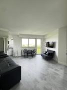 Apartment HOME in Paris with View, 15min direct to center