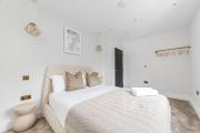 Arte Stays - Serviced Apartments for Leisure and Business - Private Parking - 12 minutes walking from Wembley Stadium