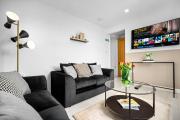 Modern 2 Bedroom Apartment - Near City Centre - WiFi - Smart TV 3MR