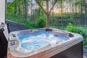 Wooded Oasis, HotTub, Sauna, GameRoom, 15min 2 AVL