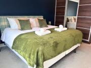 Jekylls on Hyde - Spacious Town House - Central Winchester - Free Parking, Sleeps 5 - by XPlus Stays