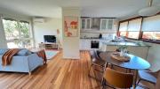 Cozy 2BR Unit Near Beach and Shops in Mentone
