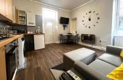 Ground Floor City Centre Apartment - Sky Sports & TNT Sports - Superfast WiFi - 3 beds - 2pm Check in - Long Stays Welcome