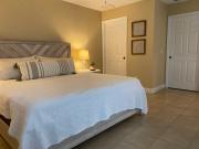 Beautiful Saltwater Front Home with a Pool