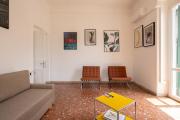 Fancy apartment bright with city and mountain view on an ancient staircase 5 mins to the station with 2 balconies with amazing city view