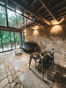 Cabaña de piedra y bambú en la selva