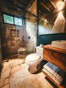 Cabaña de piedra y bambú en la selva