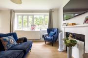 PenthouseStays Wimbledon - Chic 2 Bedroom King Bed Apartment with Balcony - 2 mins from Wimbledon Tennis Club and Museum - AELTC
