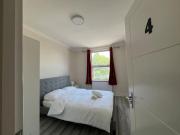 Walking Distance from Kew Bridge Train Station Modern 4 Bedroom Apartment